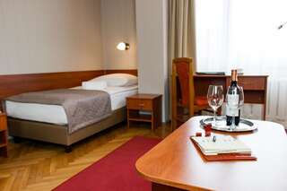Отель Hotel Katowice Катовице Стандартный трехместный номер бизнес-класса-2